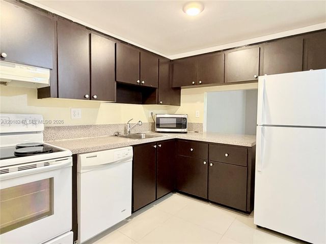 450 Commodore Dr 214, Plantation, FL 33325
