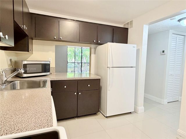 450 Commodore Dr 214, Plantation, FL 33325