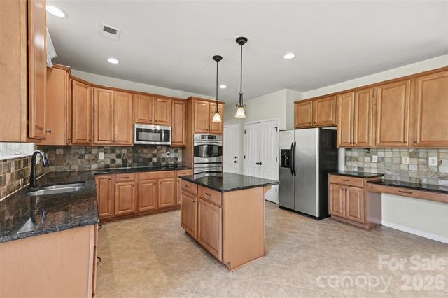 7512 Chasewater Drive, Harrisburg, NC 28075