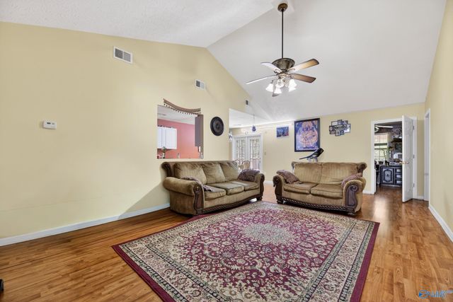 326 Autumnwood Drive, Rainbow City, AL 35906