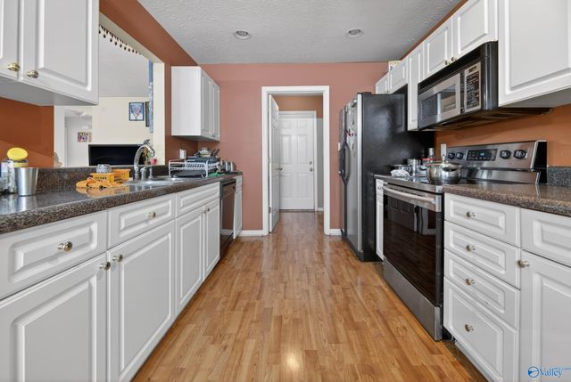 326 Autumnwood Drive, Rainbow City, AL 35906