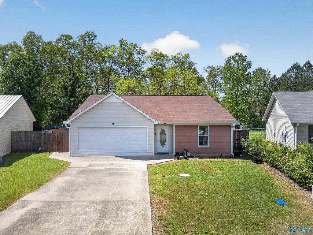 326 Autumnwood Drive, Rainbow City, AL 35906