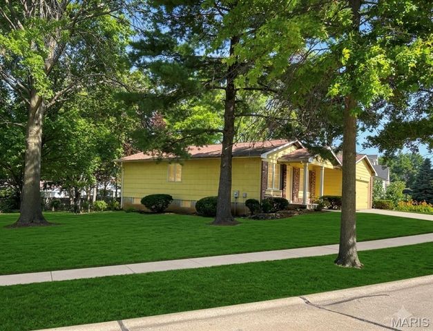 1053 Pinecone Trail, Florissant, MO 63031