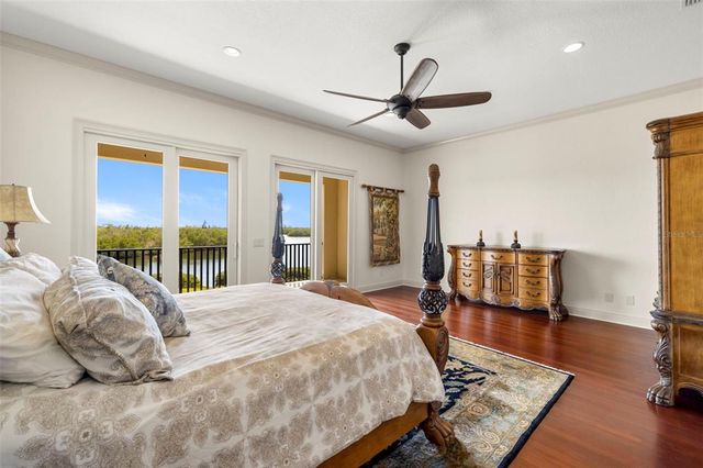 1076 PASEO DEL RIO NE, St Petersburg, FL 33702
