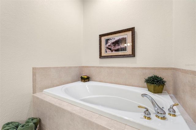 1076 PASEO DEL RIO NE, St Petersburg, FL 33702