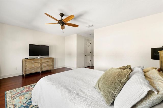 1076 PASEO DEL RIO NE, St Petersburg, FL 33702