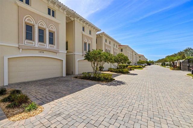 1076 PASEO DEL RIO NE, St Petersburg, FL 33702