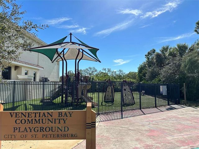 1076 PASEO DEL RIO NE, St Petersburg, FL 33702
