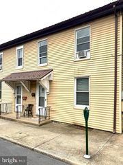 17 S WASHINGTON STREET, Greencastle, PA 17225