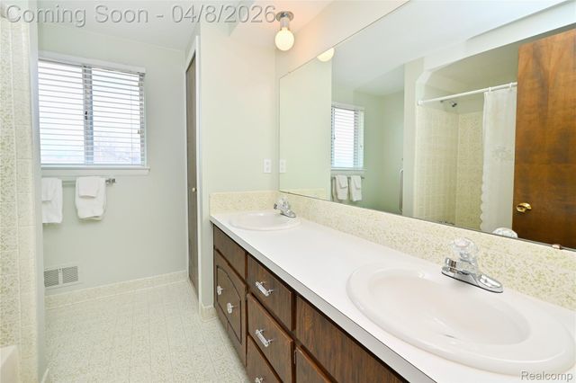 6132 Ledgeway Drive, West Bloomfield Charter Township, MI 48322