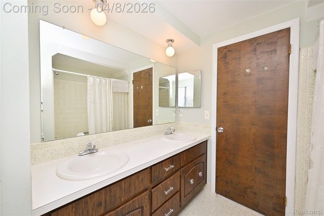 6132 Ledgeway Drive, West Bloomfield Charter Township, MI 48322