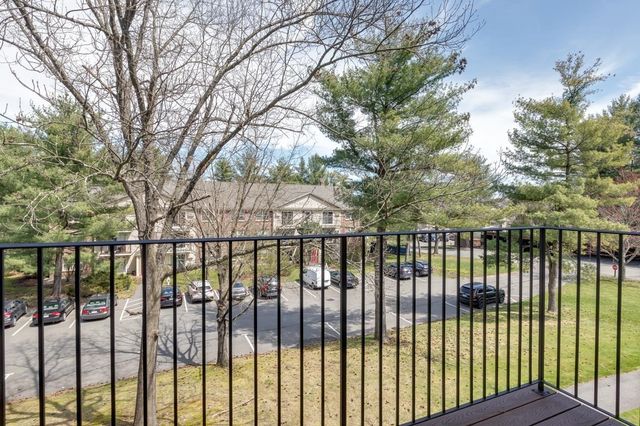 3 Autumn Leaf Dr Apt 10, Nashua, NH 03060