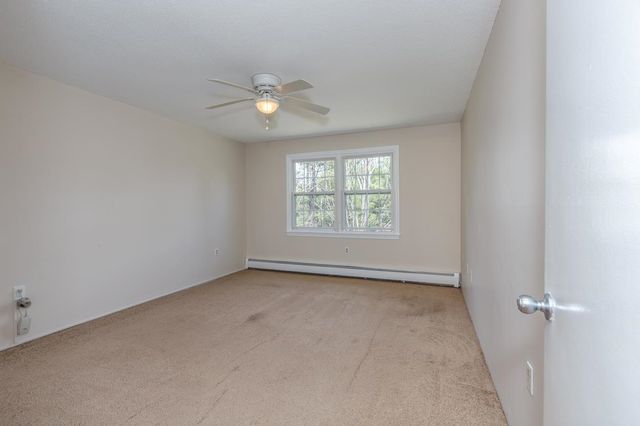 3 Autumn Leaf Dr Apt 10, Nashua, NH 03060