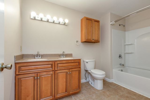 3 Autumn Leaf Dr Apt 10, Nashua, NH 03060