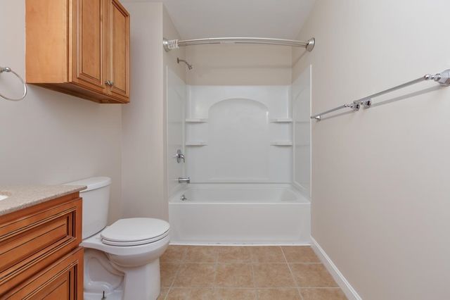 3 Autumn Leaf Dr Apt 10, Nashua, NH 03060