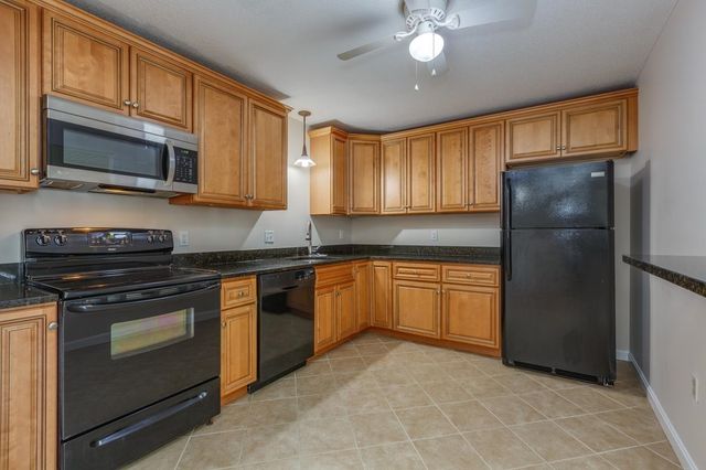 3 Autumn Leaf Dr Apt 10, Nashua, NH 03060