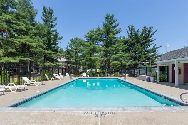 3 Autumn Leaf Dr Apt 10, Nashua, NH 03060