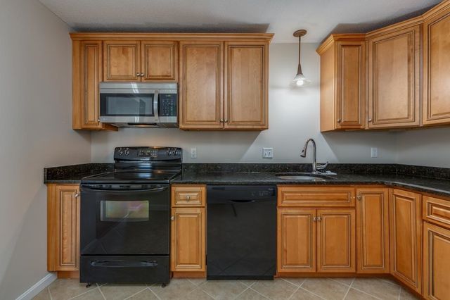 3 Autumn Leaf Dr Apt 10, Nashua, NH 03060