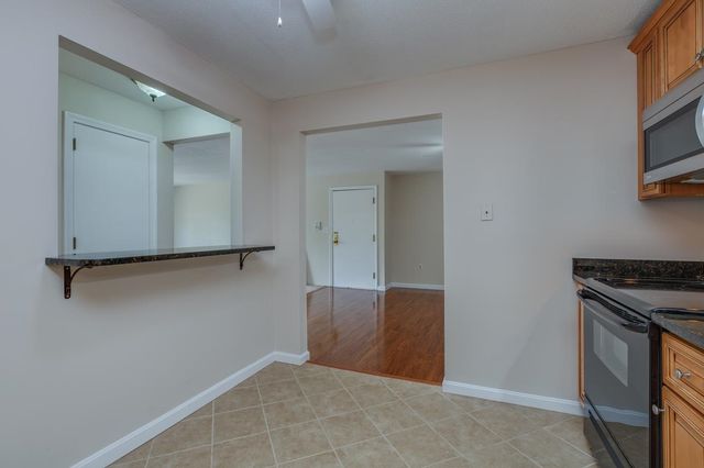 3 Autumn Leaf Dr Apt 10, Nashua, NH 03060