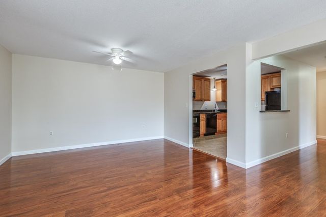 3 Autumn Leaf Dr Apt 10, Nashua, NH 03060