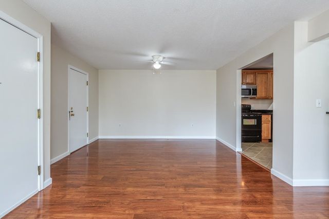 3 Autumn Leaf Dr Apt 10, Nashua, NH 03060