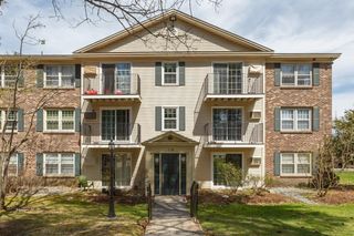 3 Autumn Leaf Dr Apt 10, Nashua, NH 03060