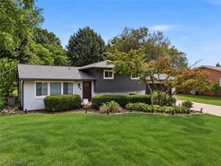 7474 Woodcrest Avenue NE, Canton, OH 44721