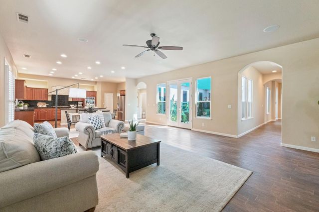 1914 N Greenfield Avenue, Clovis, CA 93619