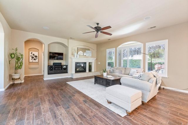 1914 N Greenfield Avenue, Clovis, CA 93619