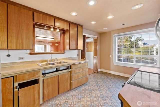 607 S H Street, Port Angeles, WA 98363