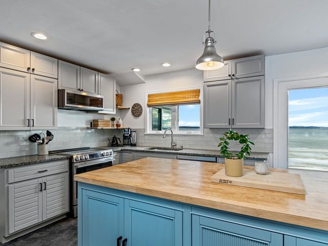 283 Appletree Point Road, Burlington, VT 05408