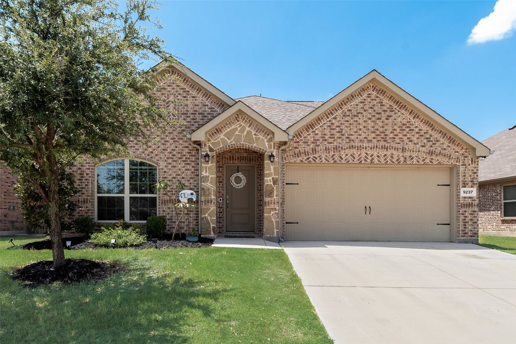 9237 Flying Eagle Lane, Fort Worth, TX 76131 — exterior