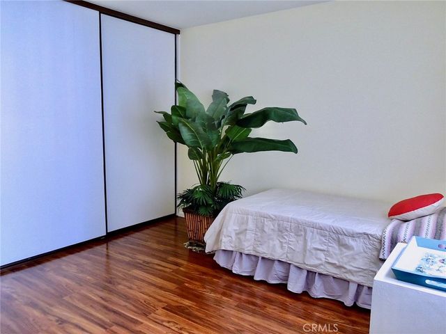 21931 Burbank 23, Woodland Hills, CA 91367