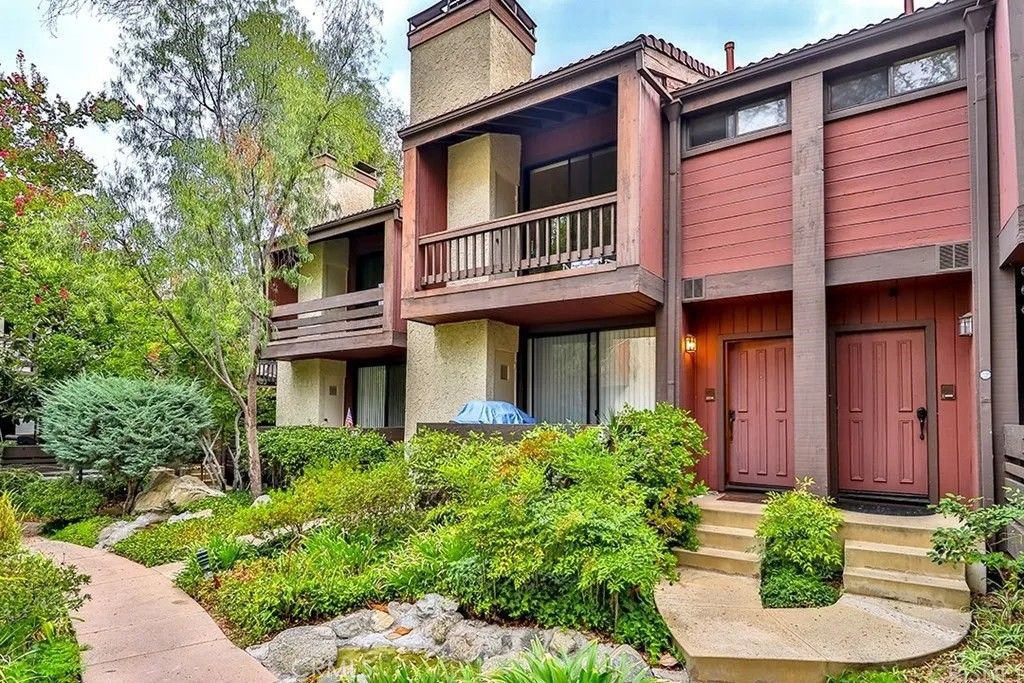 21931 Burbank 23, Woodland Hills, CA 91367