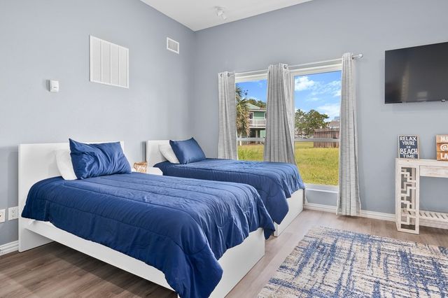 1819 Bay Shore Dr, Rockport, TX 78382