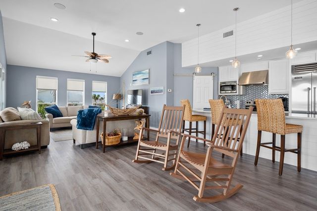 1819 Bay Shore Dr, Rockport, TX 78382