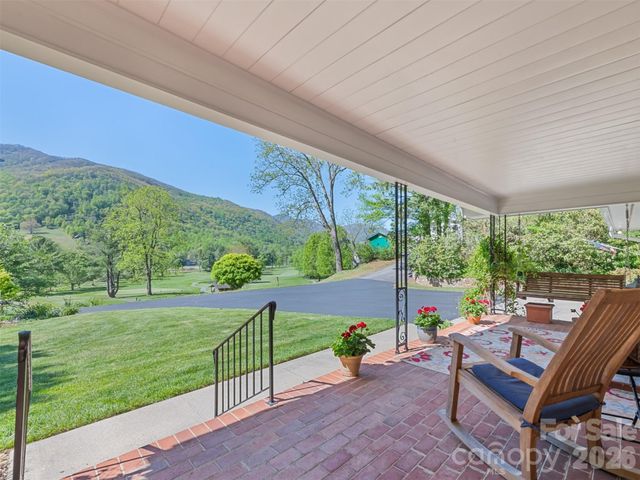 9 Golfview Drive, Maggie Valley, NC 28751
