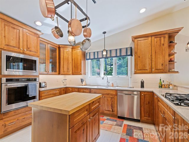 9 Golfview Drive, Maggie Valley, NC 28751