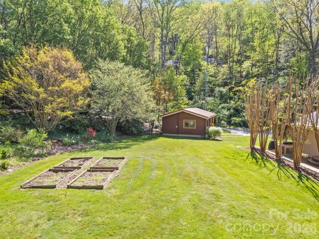 9 Golfview Drive, Maggie Valley, NC 28751