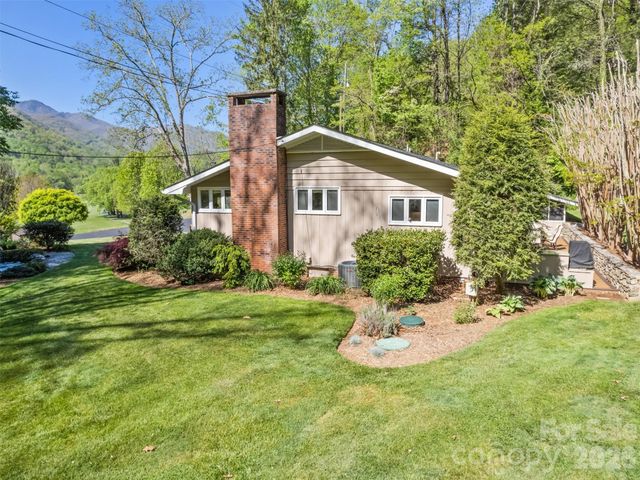 9 Golfview Drive, Maggie Valley, NC 28751