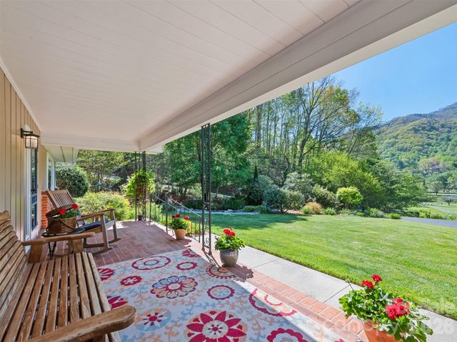 9 Golfview Drive, Maggie Valley, NC 28751