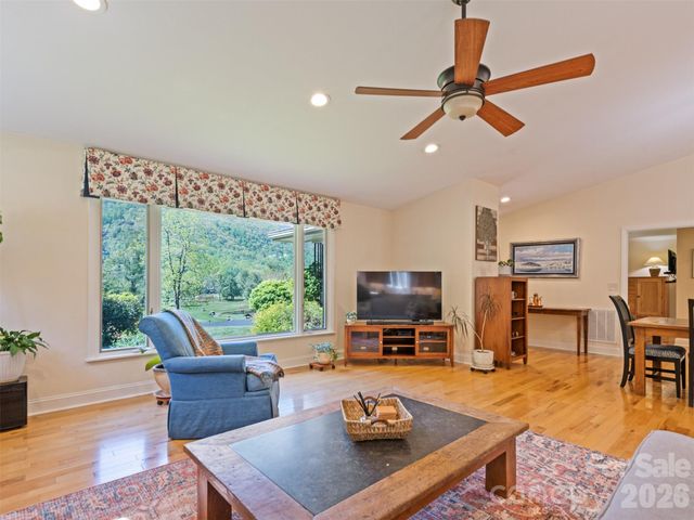 9 Golfview Drive, Maggie Valley, NC 28751
