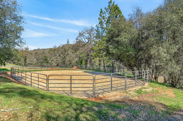 12114 Wolf Rd, Grass Valley, CA 95949