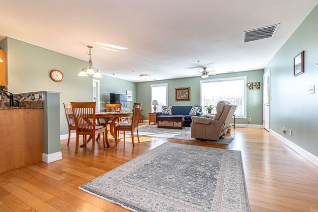 6 Stearns Ln Apt 201, Merrimack, NH 03054