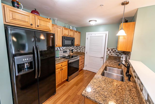 6 Stearns Ln Apt 201, Merrimack, NH 03054