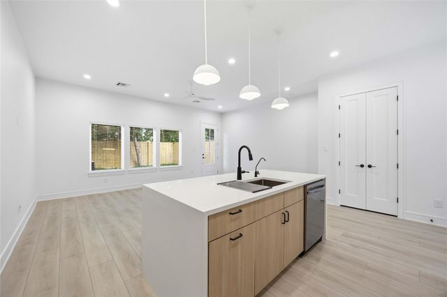 8019 Grandview Street B, Houston, TX 77051