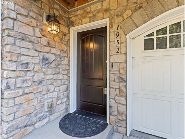 1952 Ne 48TH Way, Hillsboro, OR 97124