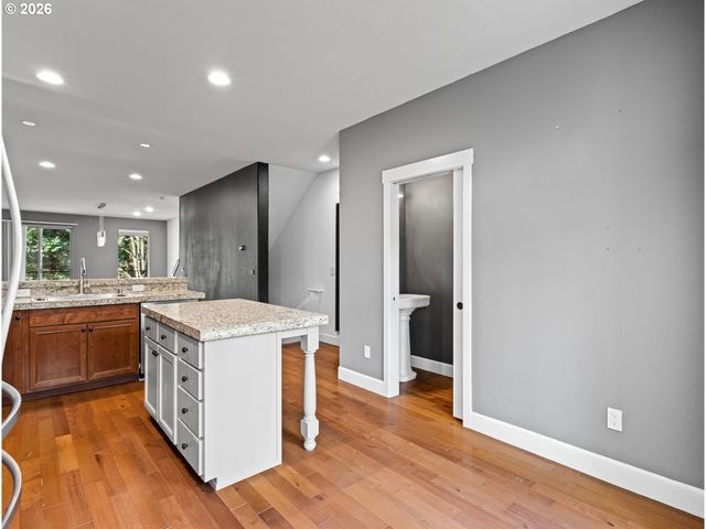 1952 Ne 48TH Way, Hillsboro, OR 97124