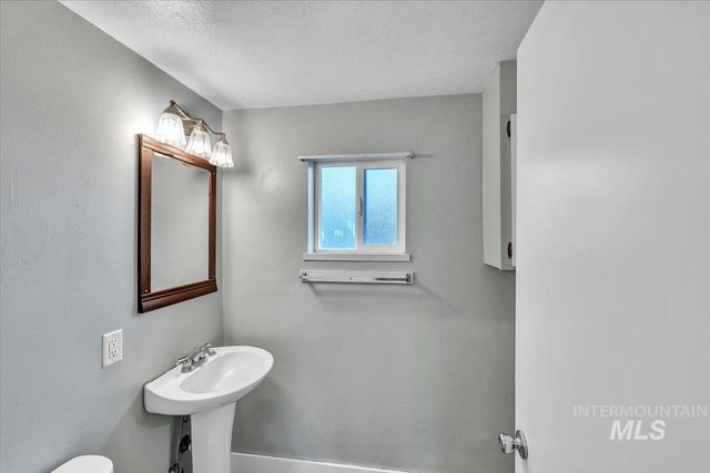 22 N Sunset St, Nampa, ID 83651
