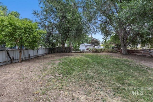 22 N Sunset St, Nampa, ID 83651